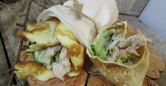 Роллы из яичных блинчиков с курицей и салатом
