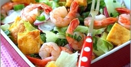 Салат с креветками и сырным омлетом