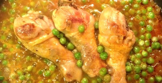 Куриные голени с зеленым горошком