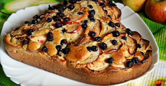 Пирог с яблоками и черноплодной рябиной
