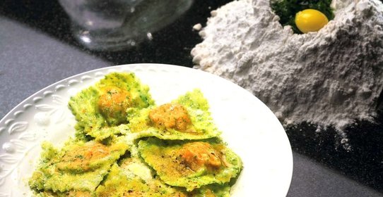 Зеленые равиоли с тыквой и соусом из шалфея