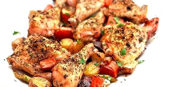 Запеченная курица с овощами и прованскими травами