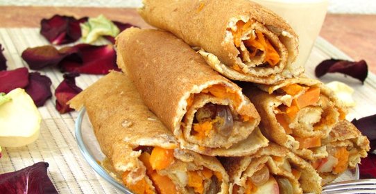 Заварные блины с тушеной тыквой, яблоком и изюмом