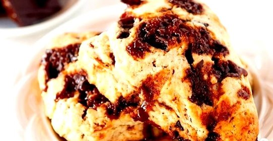 Булочки с шоколадом и ирисками