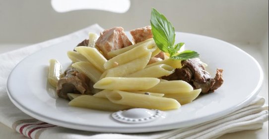 Паста с лососем и грибами в сырном соусе