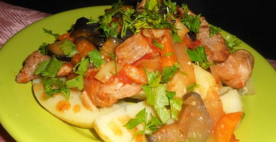 Молодой картофель со свининой и баклажанами