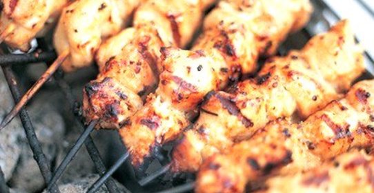 Шашлык из курицы, замаринованной в вине с лимоном, тимьяном, розмарином и ягодами можжевельника