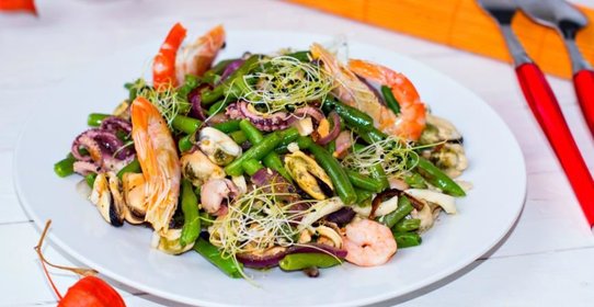 Овощной салат с морепродуктами и пророщенными зернами