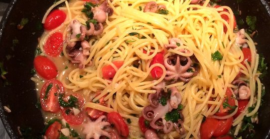 Спагетти с мини осьминогами