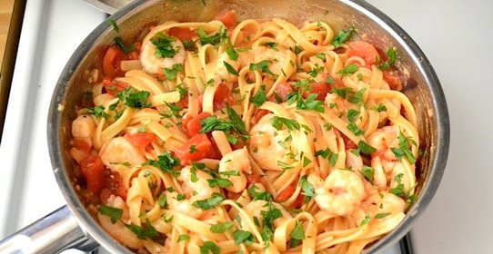 Паста с креветками, базиликом и помидорами