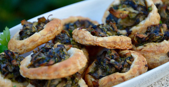 Слойки с белыми грибами