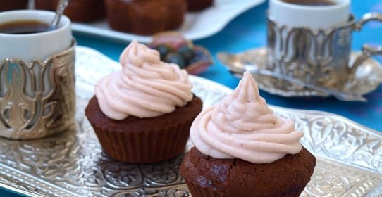 Шоколадно-ореховые капкейки с малиной