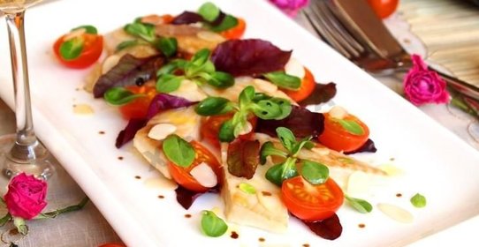 Паровая тилапия с помидорами черри и салатным миксом