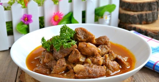 Свинина тушеная в яблочном соке