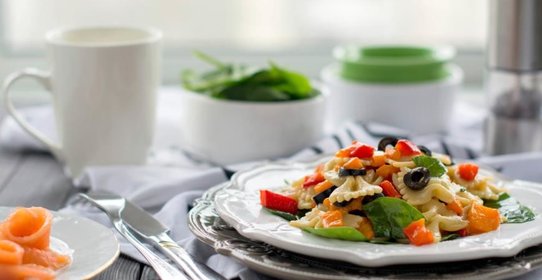 Теплый салат с запеченным перцем и пастой