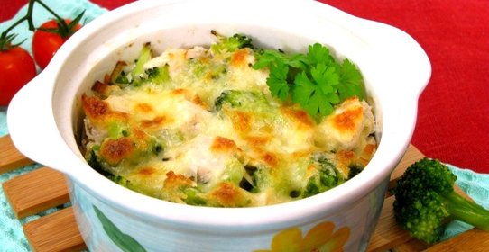 Куриное филе и брокколи, запеченные под сливочным соусом