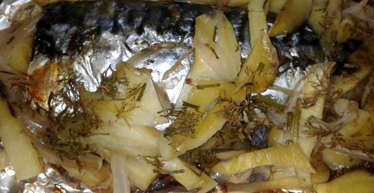 Запеченная скумбрия с картошкой