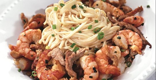 Лапша со свининой и креветками