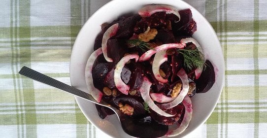 Запеченая свекла с орехами и изюмом