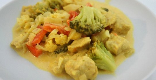 Куриное филе с овощами в соусе Карри