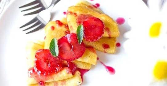 Сливочные блины с карамелизированными сливами