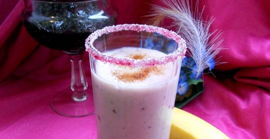 Банановый коктейль с черной смородиной