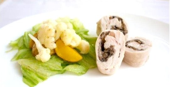 Рулетик из филе индейки с черносливом