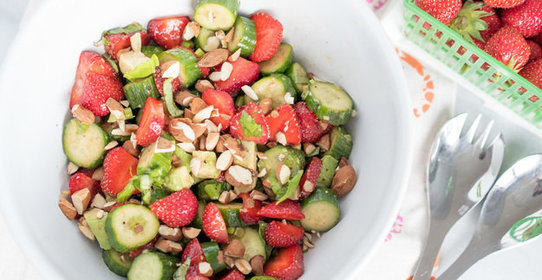 Салат из клубники, огурцов и авокадо