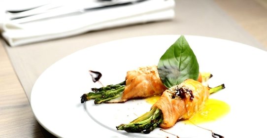 Спаржа с лососем