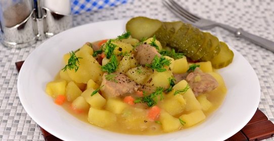 Картофель тушеный со свининой и соевым соусом