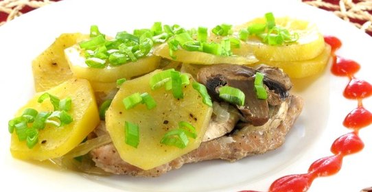 Свинина с грибами и картофелем, запеченная в фольге