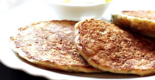 Оладьи с киноа и овощами