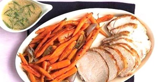 Жареная свиная корейка с морковью и соусом