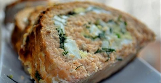 Лососевый рулет с яйцом и зеленью