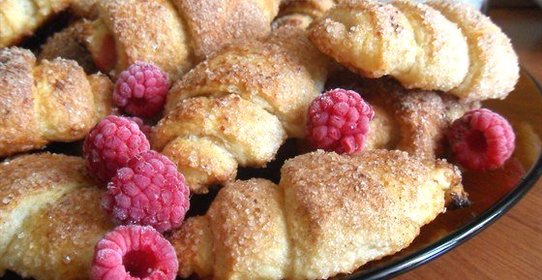 Творожные рогалики с малиной