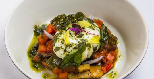 Яйцо «Пашот» с рататуем и базиликом