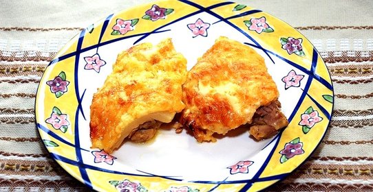 Курица с ананасами и сыром