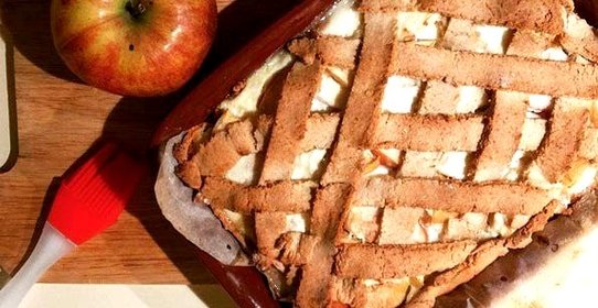 Диетическая яблочная шарлотка с творогом