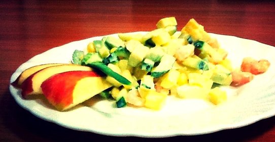 Салат из авокадо, креветок и яблока