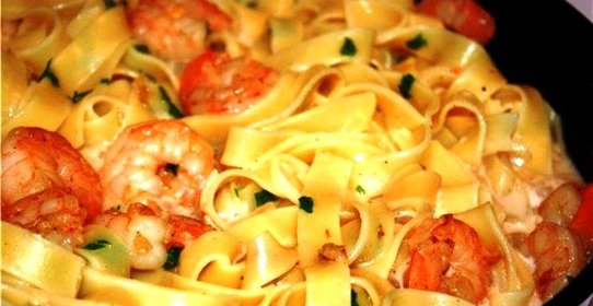 Паста с креветками в сливочно-чесночном соусе
