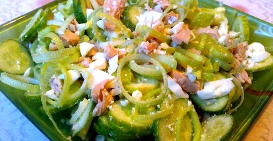 Салат из консервированных кальмаров