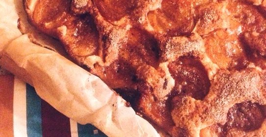 Пирог с карамелизированными сливами и корицей