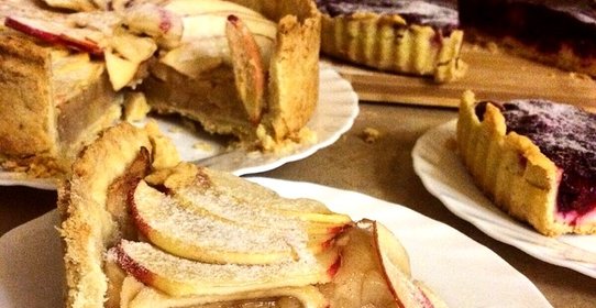 Открытый яблочный пирог на тонком тесте