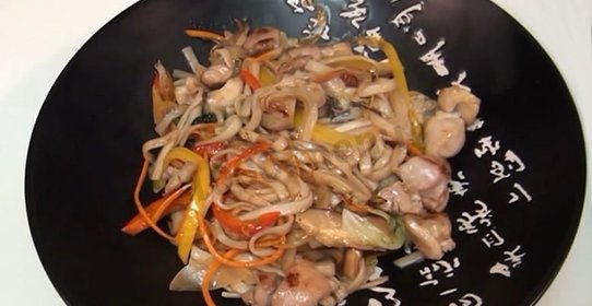 Лапша удон с курицей и овощами