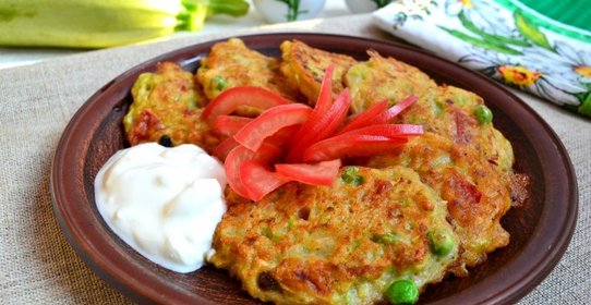 Кабачковые оладьи с помидорами и свежим горошком