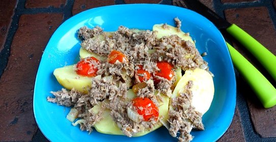 Молодой картофель с мясной подливой