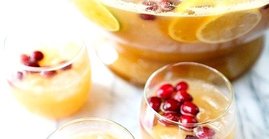 Праздничный пунш из цитрусовых , рома и амаретто