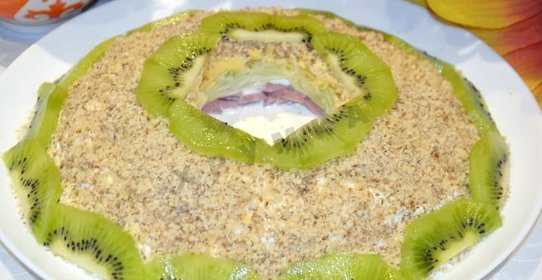 Салат Изумрудный браслет с курицей сыром и киви