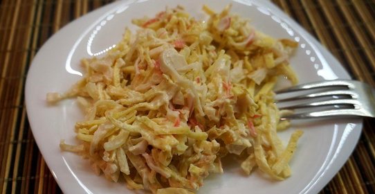 Салат из яичных блинчиков и крабового мяса с маринованным луком