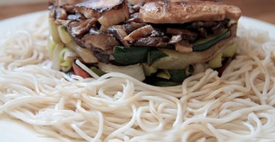 Курица с овощами и грибами в соусе терияки